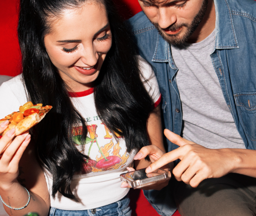 Pareja comiendo pizza