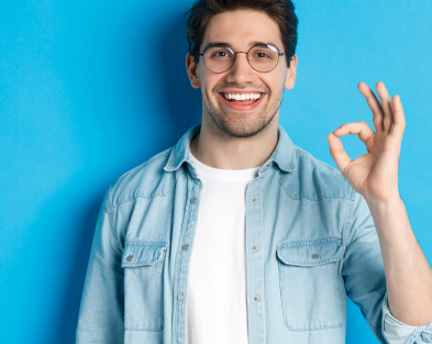 Hombre adulto con lentes haciendo un OK