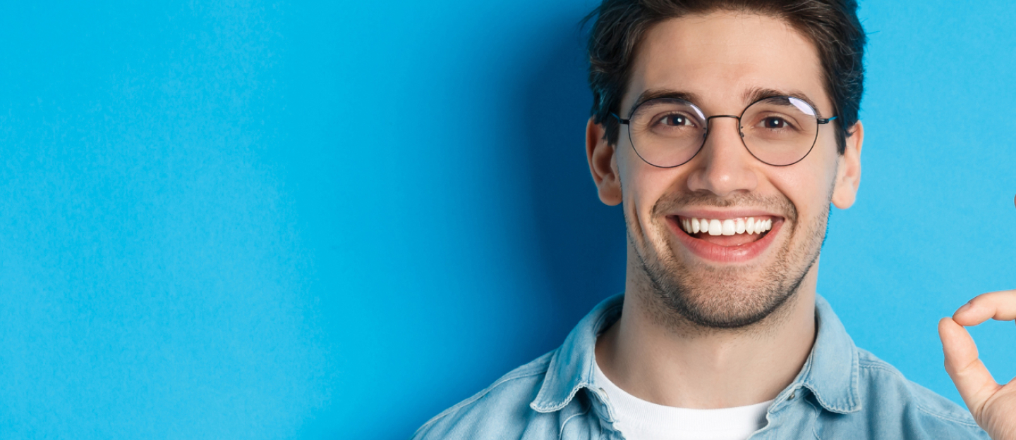 Hombre adulto con lentes haciendo un OK