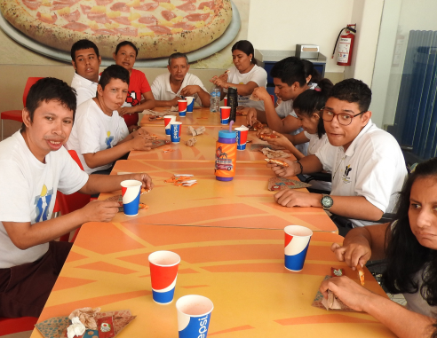 Trabajadores compartiendo la comida